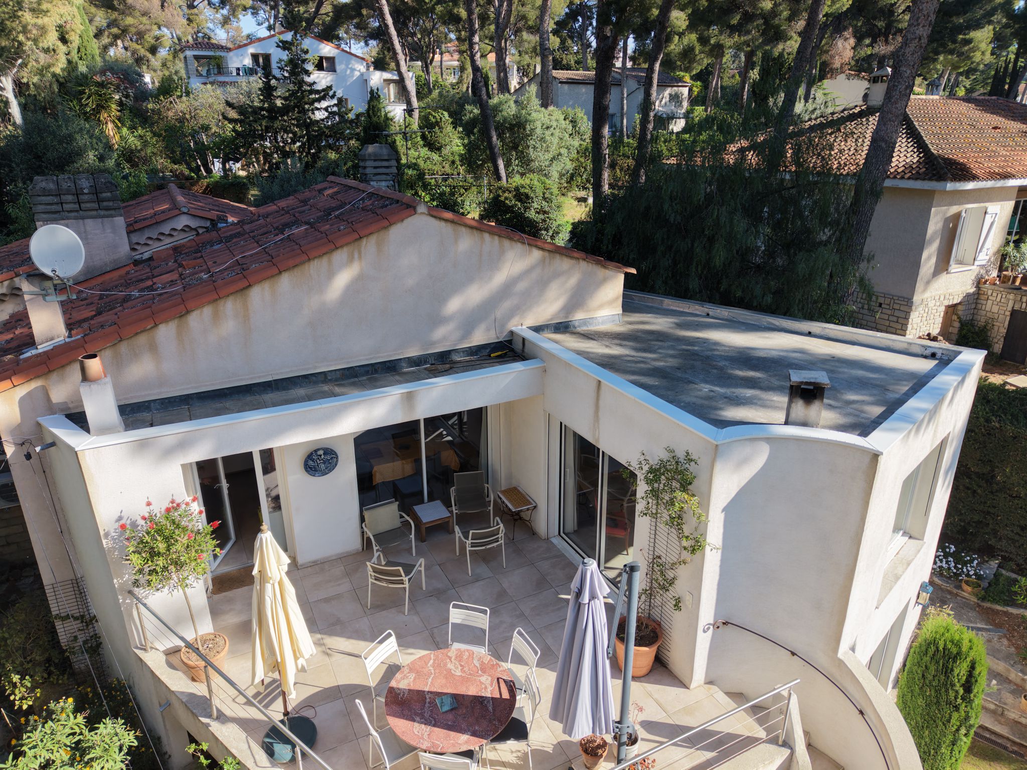 Vue aérienne de toiture avec tuiles et terrasse à Gémenos, région PACA