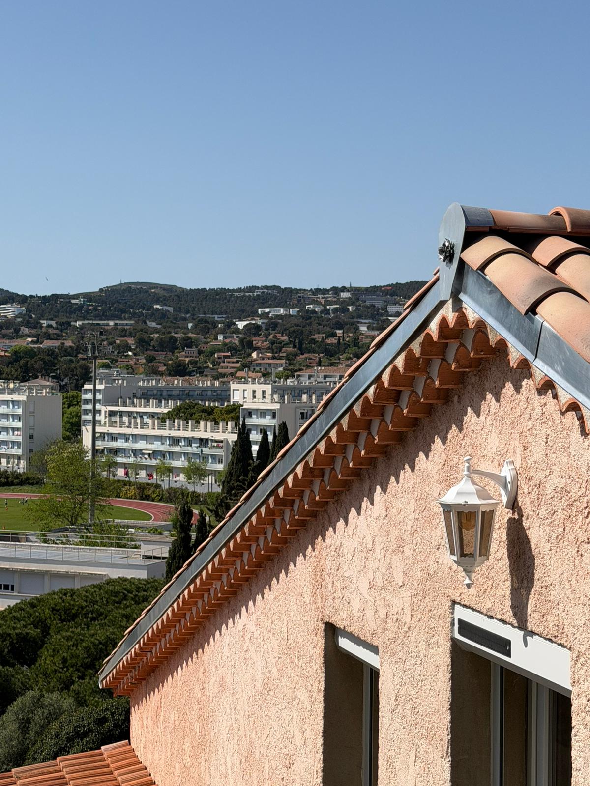 Zinguerie traditionnelle, gouttières et chéneaux en zinc sur toiture provençale par CR Teulat