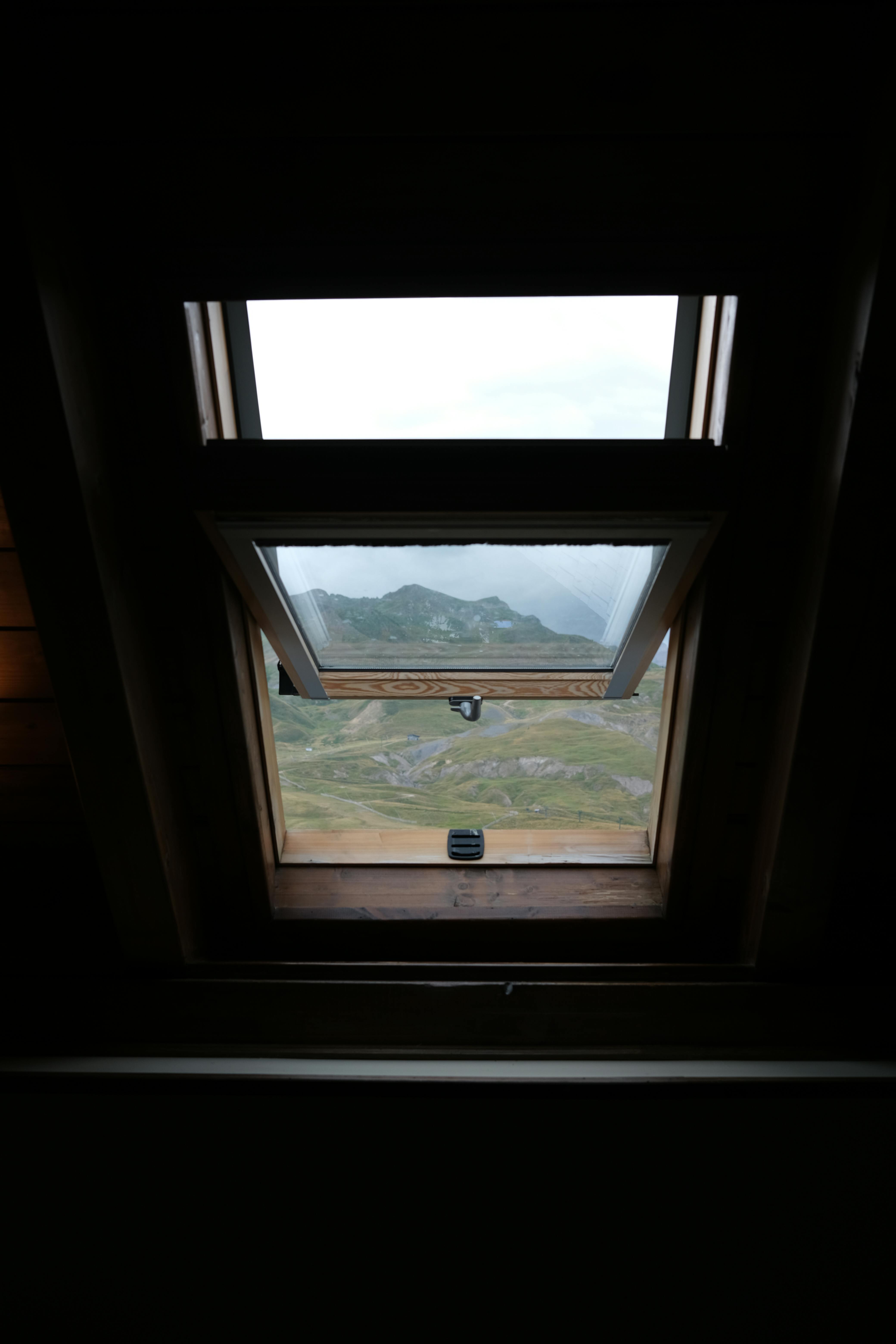 Fenêtre de toit Velux installée sur une toiture en tuiles, lumière naturelle dans les combles par CR Teulat
